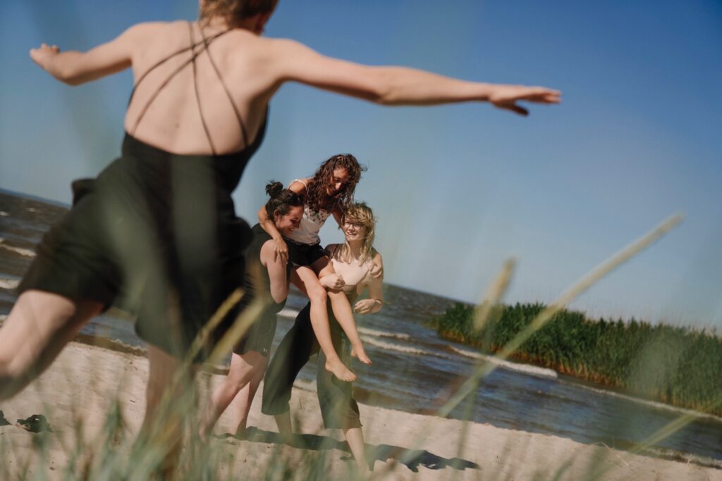 Vier Frauen am Strand