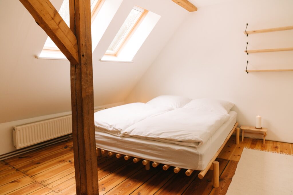 Schlafzimmer mit Holzbalken und Doppelbett