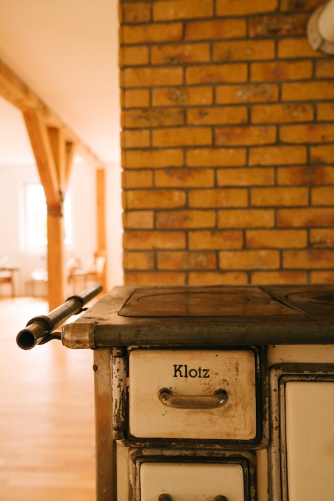 Alter Holzofen zum Kochen in einer Wohnküche