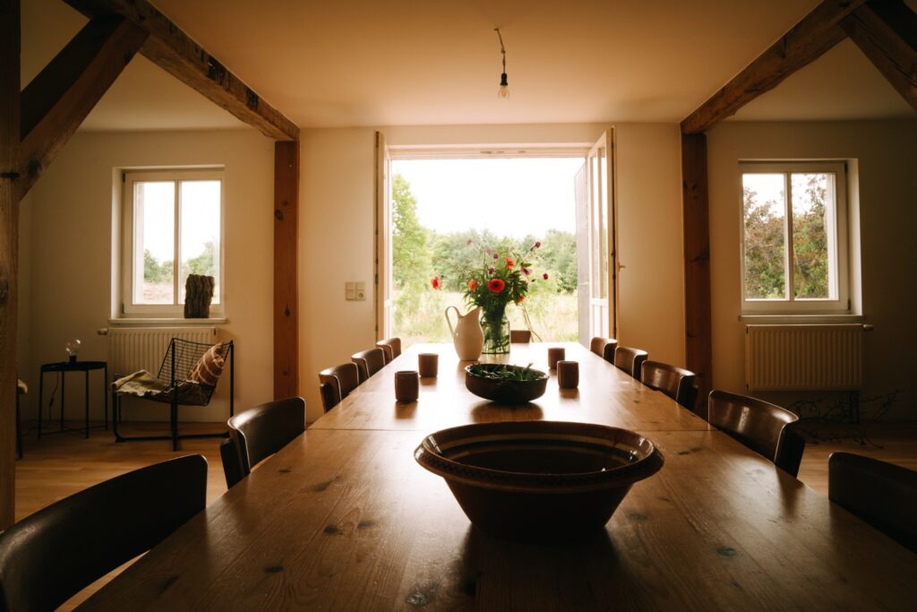 Großer Holztisch mit Blick auf ein großes Grundstück
