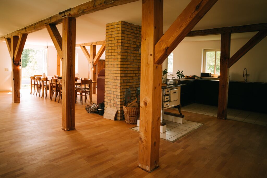 Großer Wohnraum und offener Küche mit alten Holzbalken