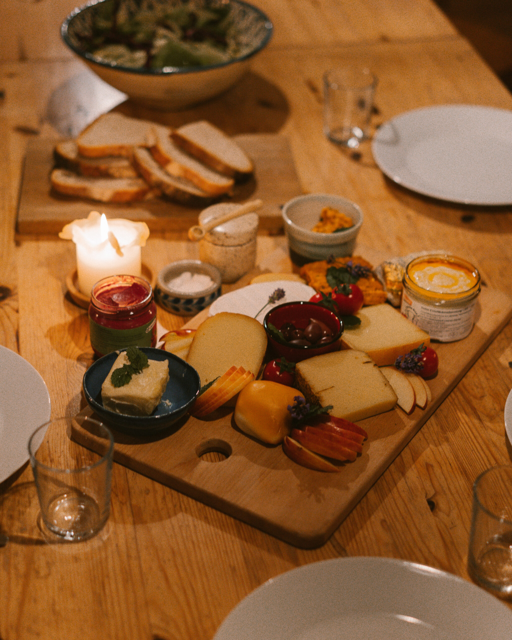 Gedeckter Tisch mit Käseplatte und Brot