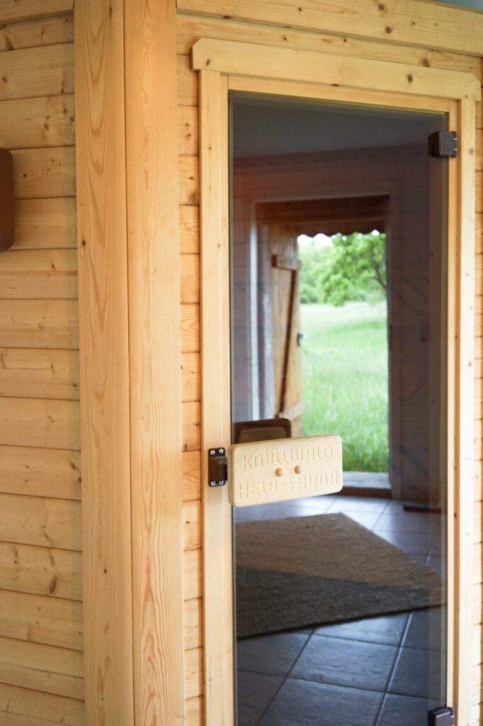 Eine Holzsauna mit Glastür