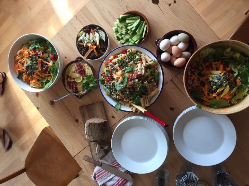Großes Salatbuffet auf einem Holztisch